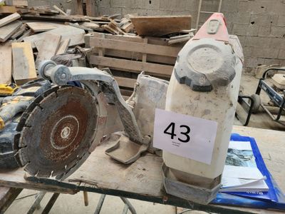 une photo d'une table sur laquelle sont posés de nombreux outils