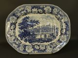 une assiette bleue et blanche sur laquelle est représentée une ville