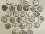 certaines des pièces d'argent sont disposées en cercle sur une surface blanche