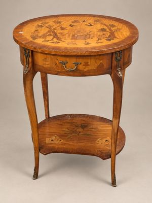 une table en bois avec un tiroir en dessous et une étagère en dessous
