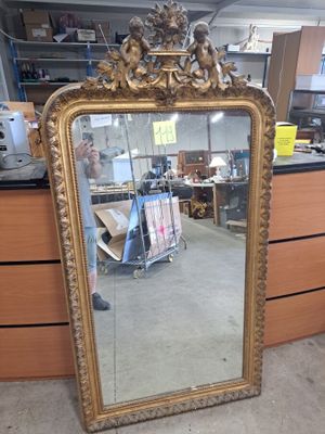 un miroir posé sur le sol d'une pièce