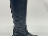 une paire de bottes en cuir noir sur fond blanc