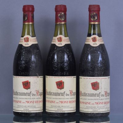 Trois bouteilles de vin sont alignées sur une table en verre