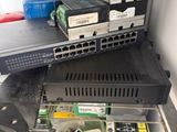 un rack sur lequel sont installés de nombreux appareils électroniques de différents types