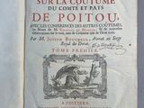 un livre ouvert avec l'image d'un oiseau dessus