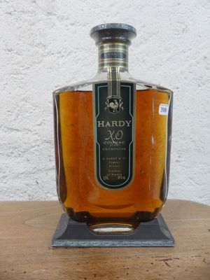 une bouteille de whisky posée sur une table