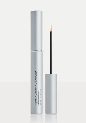 un tube de mascara muni d'une brosse sur le dessus