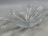 un bol en verre posé sur une table