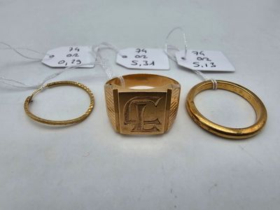 trois bagues en or et une bague en or avec une petite bague en or avec une petite bague en or avec une petite bague en or