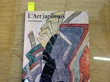 une photo d'un livre exposé dans une vitrine
