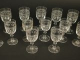 beaucoup de verres à vin vides sur la table