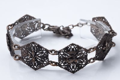bracelet en filigrane d'argent orné de fleurs en filigrane et d'une chaîne