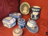 beaucoup de vaisselle et de tasses bleues et blanches sur la table