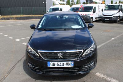 une voiture noire garée dans un parking