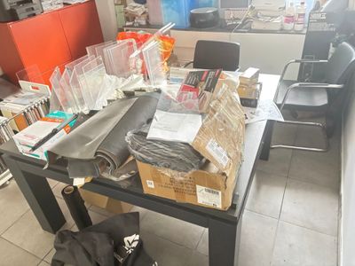 Table en métal noir, deux fauteuils noirs (PLV pas à la vent… - Photo 1