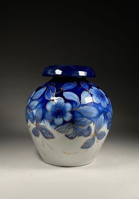 un vase bleu et blanc posé sur une table