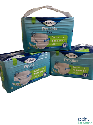 trois paquets de couches pour bébés posés les uns à côté des autres sur un fond blanc