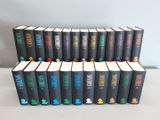une pile de livres posés les uns à côté des autres sur une table
