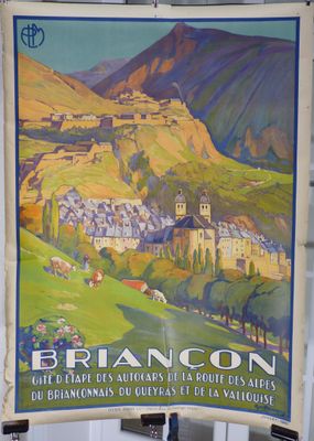 une affiche accrochée au mur d'un immeuble, avec une montagne en arrière-plan