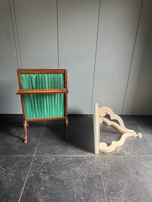 une chaise verte et une chaise en bois posées sur un sol carrelé