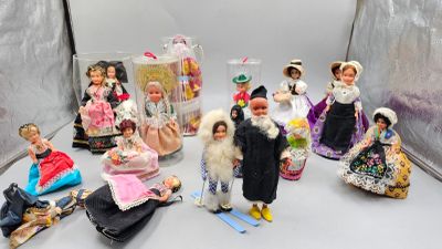 beaucoup de poupées assises sur une table
