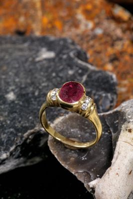 Bague en or jaune 750 millièmes (poinçon tête d'aigle) serti…