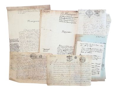 plusieurs vieux papiers sont empilés sur une surface blanche