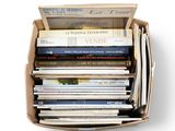une boîte remplie de livres posée sur une table