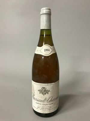 une bouteille de vin posée sur une table