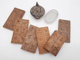 plusieurs morceaux de chocolat posés sur une table, à côté d'un bol