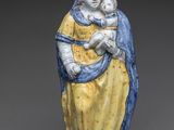 une statue de femme tenant un enfant dans ses bras
