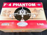 la boîte est ouverte pour montrer la maquette d'un avion de chasse