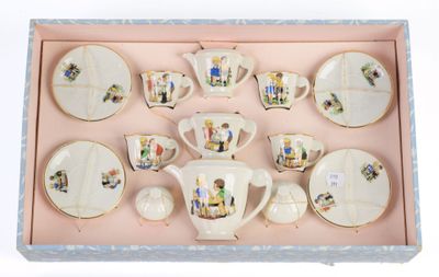 une boîte contenant un service de tasses à thé et de soucoupes