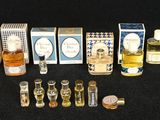 de nombreux petits flacons de parfum posés sur une surface noire