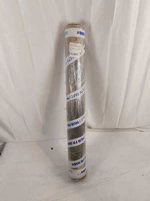 un rouleau de ruban adhésif enroulé autour d'un poteau posé sur une surface blanche