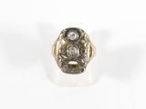 une image représentant une bague sertie de diamants sur fond blanc