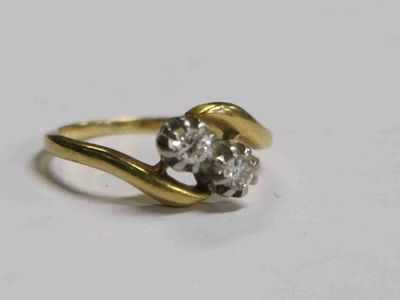 une image représentant une bague en or sertie de deux diamants
