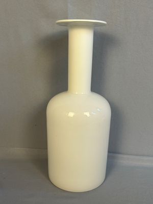 un vase blanc posé sur une table
