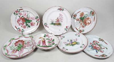 six assiettes ornées de motifs floraux sont disposées sur un fond blanc