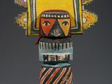 une image représentant une sculpture en bois d'un homme coiffé d'un chapeau