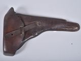 une vieille chaussure en cuir marron avec une lanière en cuir sur un fond blanc