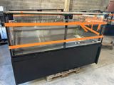 une grande vitrine surmontée de bandes orange