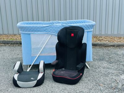 un siège auto pour bébé et une poussette devant un lit de bébé