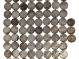 gros plan d'une pile de pièces de monnaie sur une surface blanche