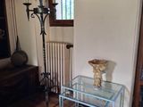 une table en verre sur laquelle est posé un vase, dans un salon