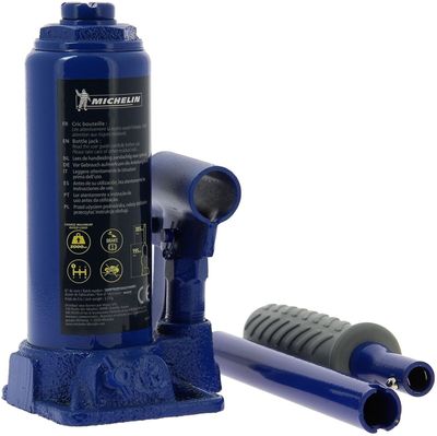 une bouteille bleue munie d'une pompe, à côté d'un tuyau
