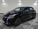 une voiture noire est garée dans une pièce au sol en damier