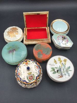 de nombreux types de boîtes et de récipients différents sur la table