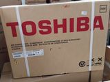 une boîte Toshiba posée au sommet d'une pile de boîtes