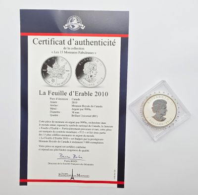 La pièce commémorative est exposée à côté du certificat d'authenticité.